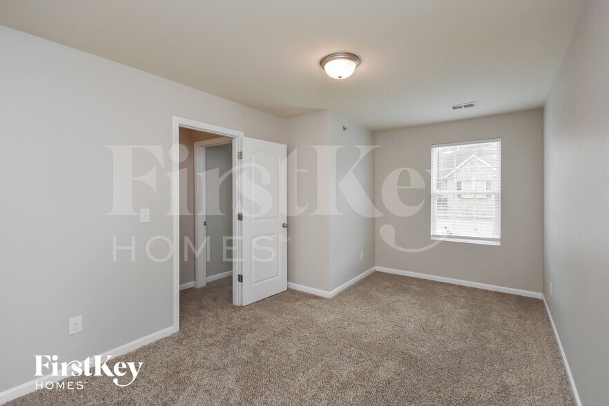 Building Photo - 2044 Reavis Blf NE