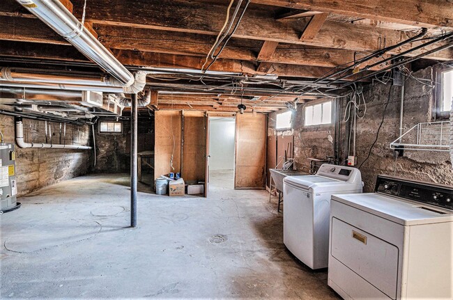 Building Photo - Spacious 2 bedroom home in the heart of Ci...