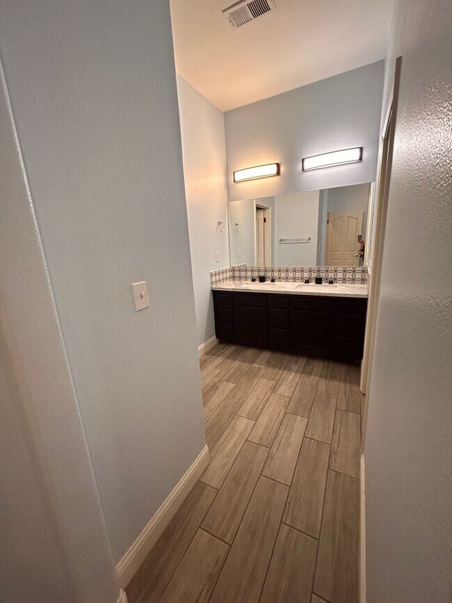 Building Photo - Beautiful Home for rent in Visalia!