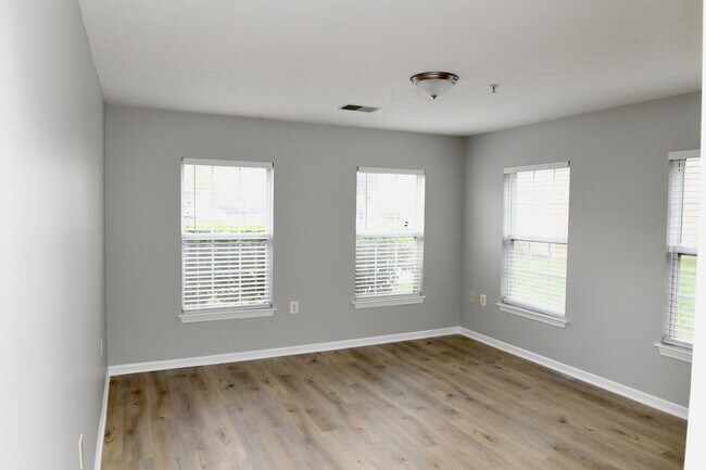 Building Photo - 8911 Town Center Cir