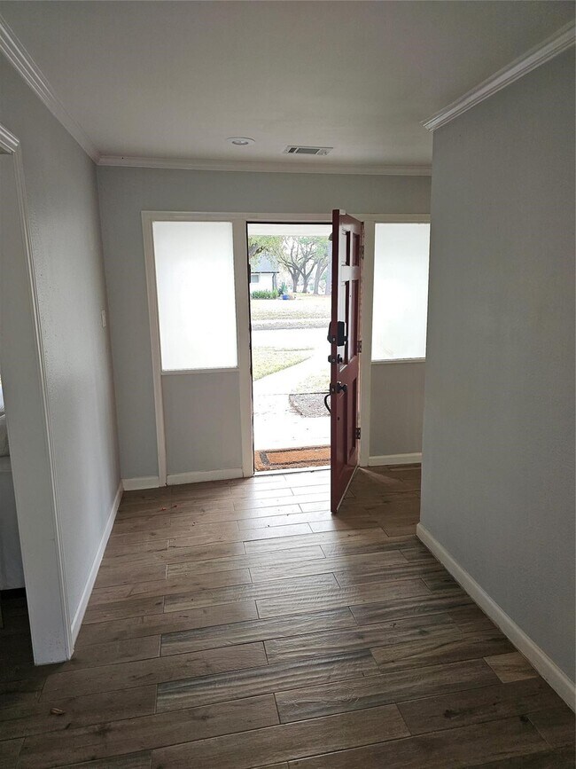Building Photo - 9738 Braesmont Dr