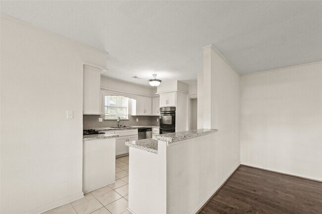 Building Photo - 14110 Saddlebend Dr