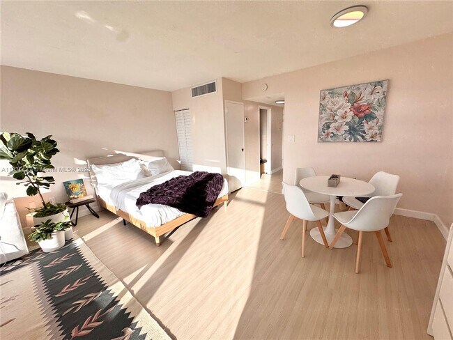 Building Photo - 2899 Collins Ave