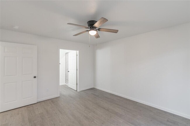 Building Photo - 566 Parkhill Cir