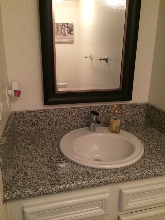 Building Photo - Upgraded End-Unit Townhome