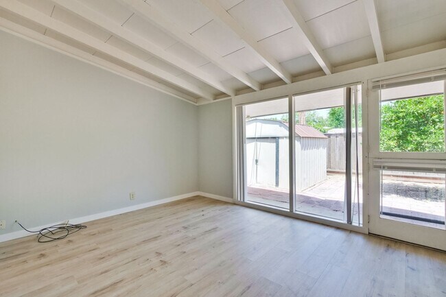 Building Photo - 3049 Harding Ave