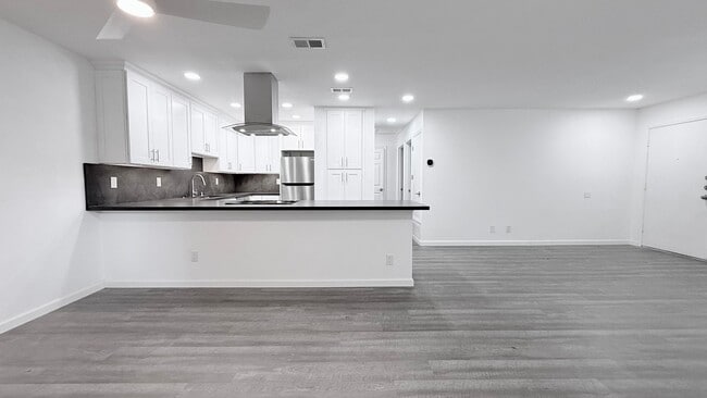 Building Photo - NEWLY RENOVATED---- 2BD/1BA, End Unit TH in Twin Creeks Garden, San Ramon- Available Now!