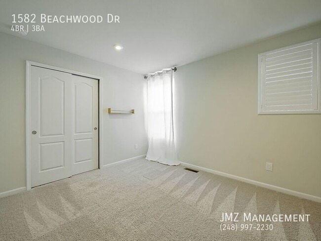 Building Photo - 1582 Beachwood Dr