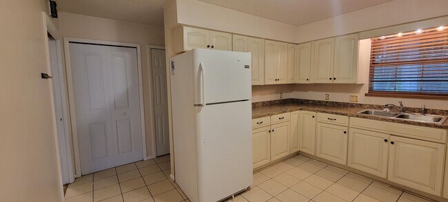 Building Photo - 3 Bedroom/ 2 Bath home in Black Acres(Close to UF)