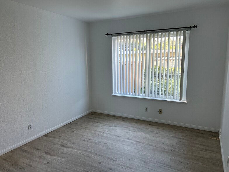 Building Photo - 4070 Porte La Paz