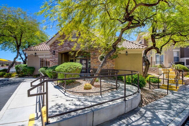 Building Photo - Gorgeous 3 bedroom 2.5 bathroom Townhome conveniently located in the heart of Henderson.