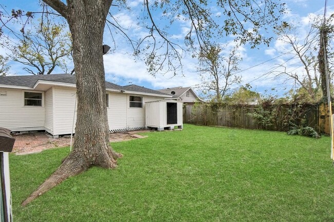 Building Photo - 2243 Matilda St