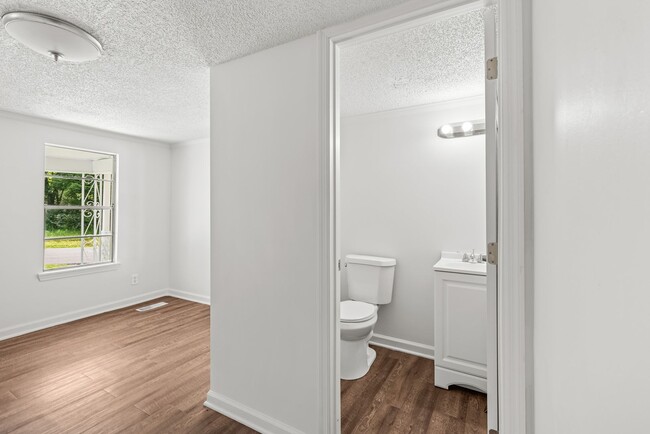 Building Photo - Stunning & Newly Renovated 3 Bedroom 2 Bat...