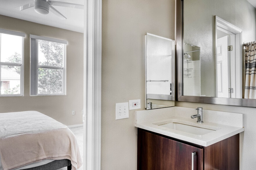 Building Photo - 121 Roble Rd