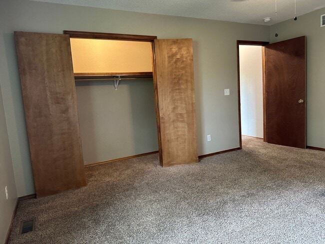 Building Photo - 4 Bed 2.5 Bath w/ Fenced Yard