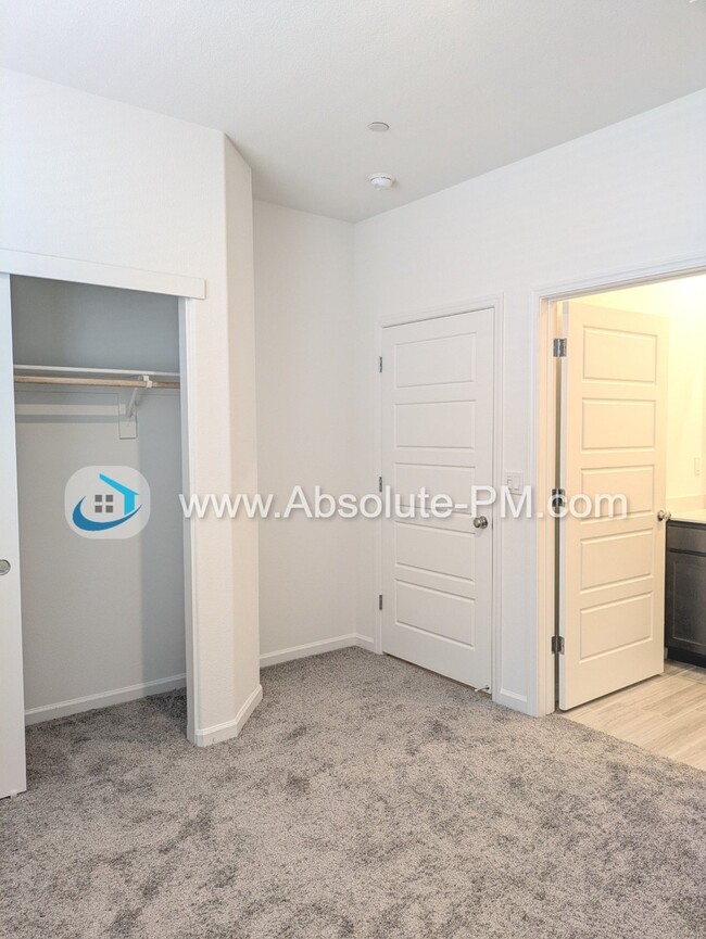 Building Photo - Amazing 1 Bed / 1 Bath Unit in a Brand New...