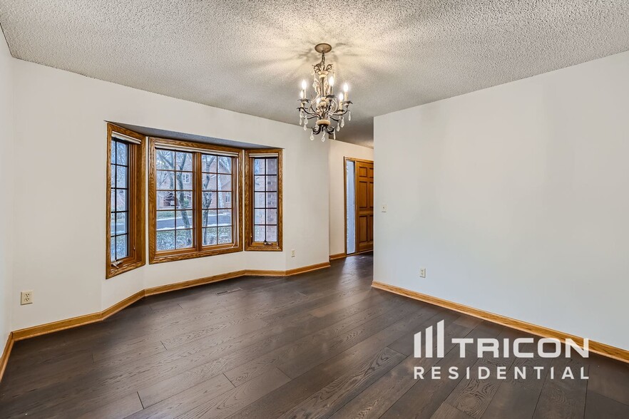 Building Photo - 5585 Rosewood Ln