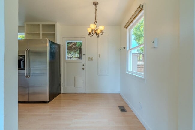 Building Photo - 463 Talbot Ave
