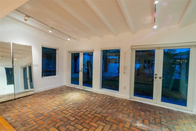 Building Photo - 355 Redwood Ln