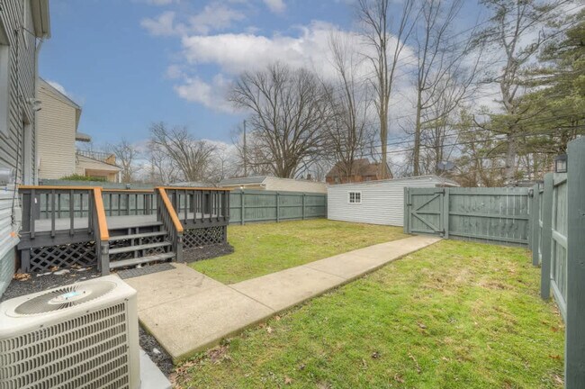 Building Photo - 3855 Grosvenor Rd