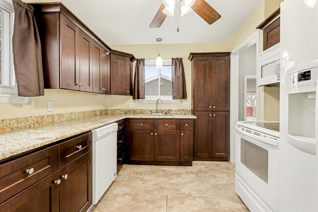 Building Photo - Charming 3-Bed Home - $1900/ month