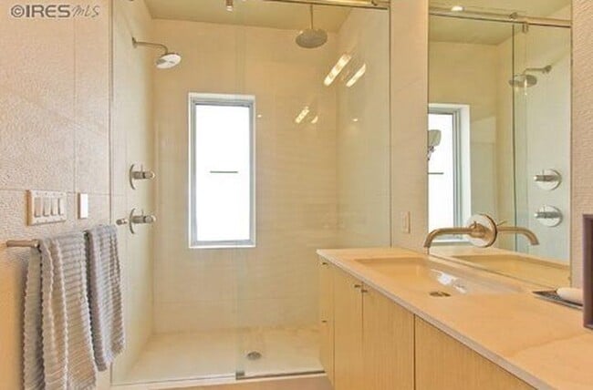 Building Photo - Elegant Contemporary Town Home with 2 bedrooms/4 baths with Private Elevator Coming Available Soon!