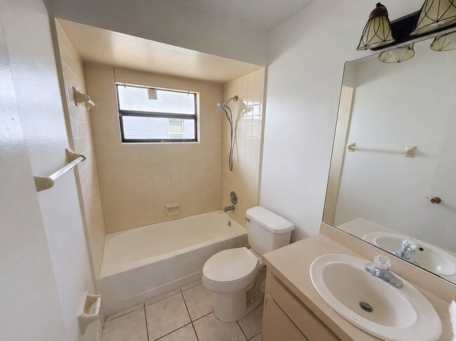 Building Photo - 3 bedroom, pet friendly home!