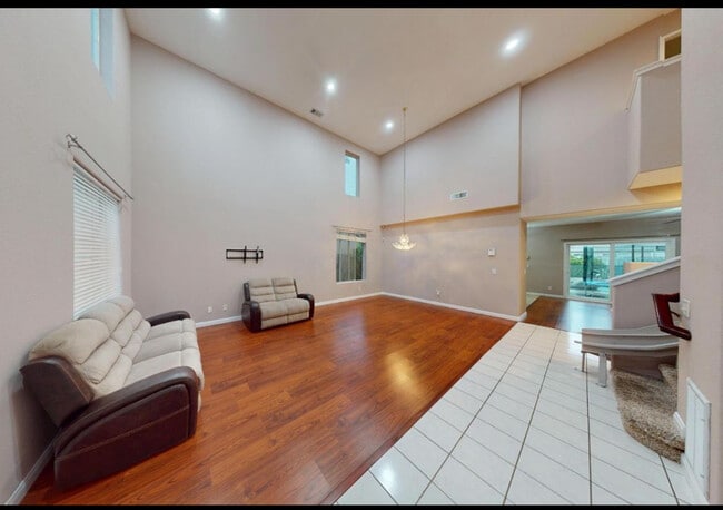 Building Photo - 2638 E Skyview Ave