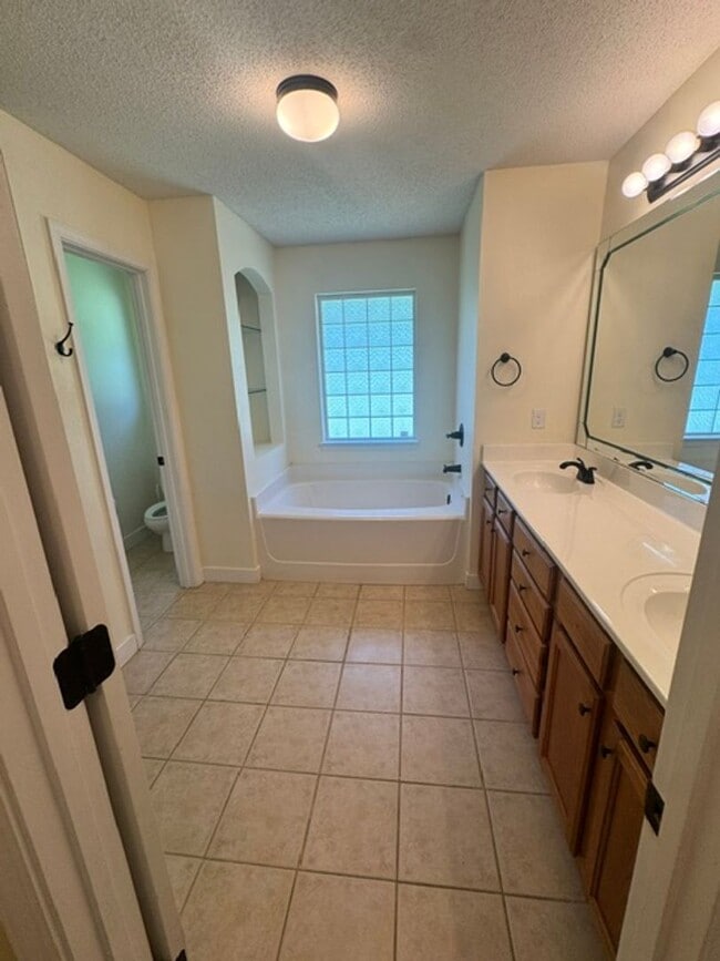 Building Photo - Spacious 4 Bedroom in South Crestview!