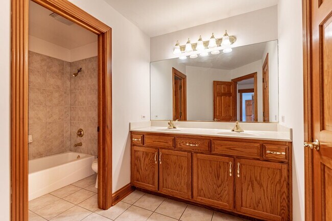 Building Photo - 552 Waters Edge Dr