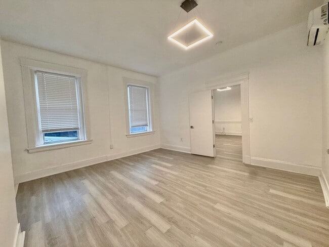 Building Photo - 150 E Clifton Ave