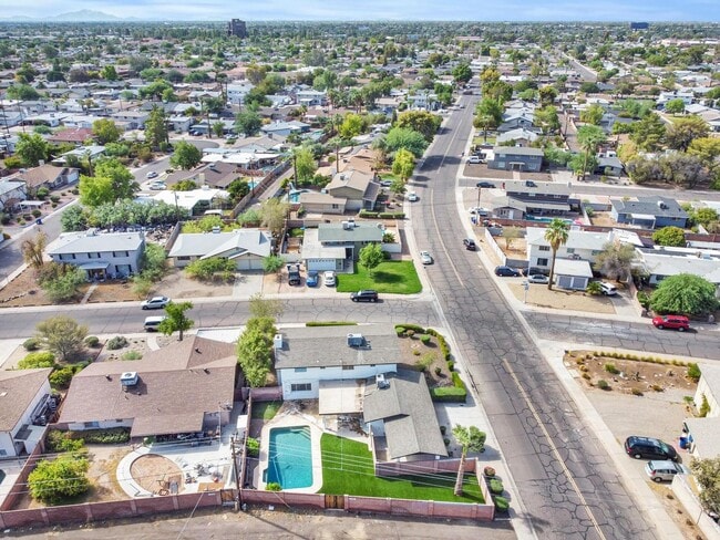 Building Photo - 6 Bedroom! 4 1/2 BATHS!  ASU! Diving Pool! Less than 1 mile to campus