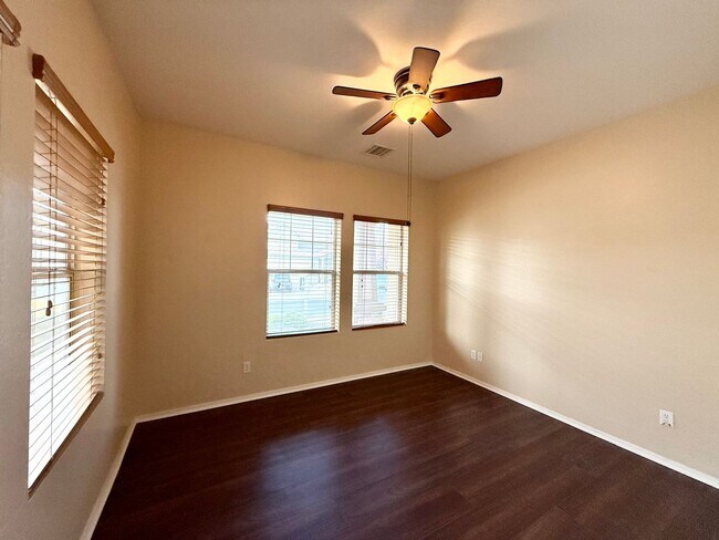 Building Photo - Amazing townhome in Quailwood