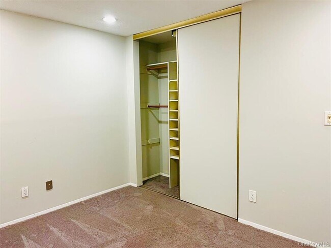 Building Photo - 219 Springmeadow Dr