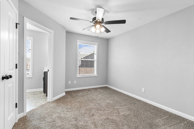 Building Photo - 2 Bedroom Pet Friendly Townhome For Rent N...