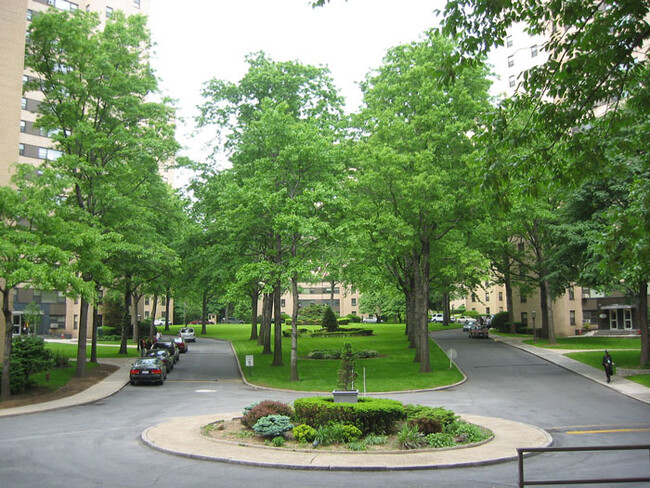 Building Photo - 6 Fordham Hill Oval