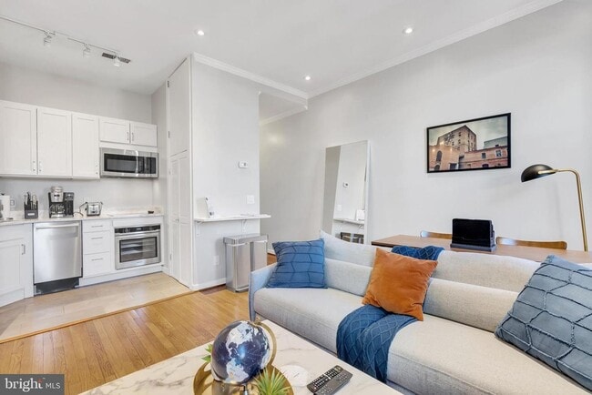 Building Photo - Sunny 1 bedroom/1 bath in Adams Morgan!