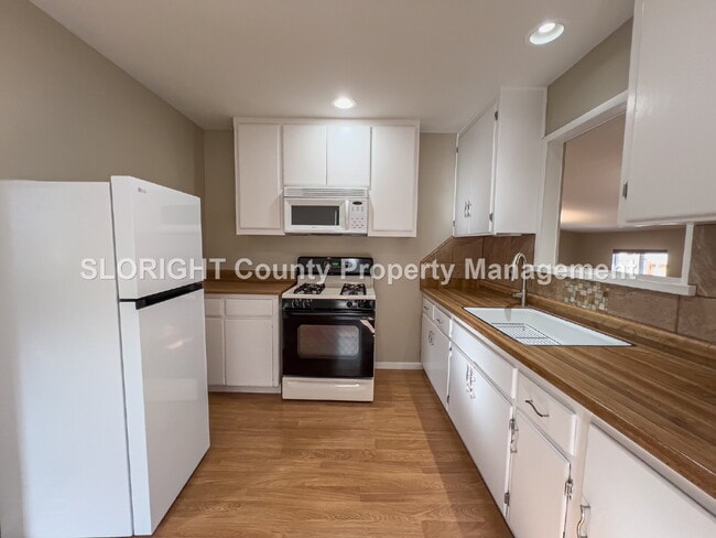 Building Photo - AVAILABLE NOW - Charming Home Just ½ Mile from Downtown Paso Robles - 2 Bed / 1 Bath