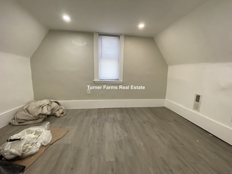 Building Photo - 35 Humphreys St