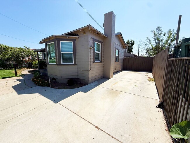 Building Photo - Updated 3 Bed/2 Bath Home For Rent!