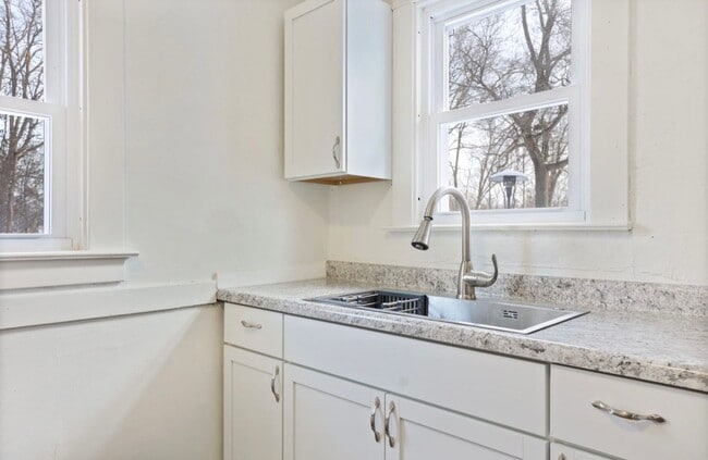 Building Photo - For Rent – Updated 2 Bedroom, 1 Bath Home