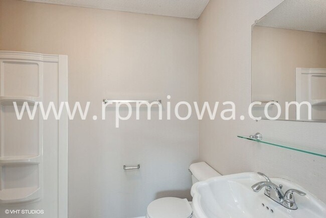 Building Photo - TONS OF SPACE!! 4 Bedroom, 3.5 Bath Townhome in Johnston