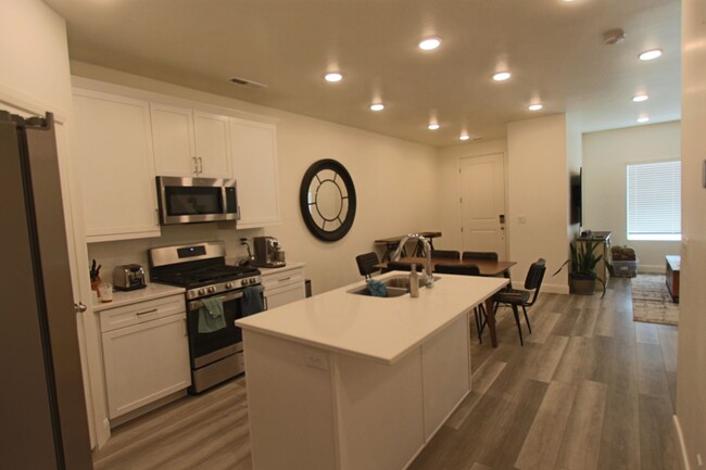 Building Photo - DESERT COLOR 3 Bed 2.5 Bath