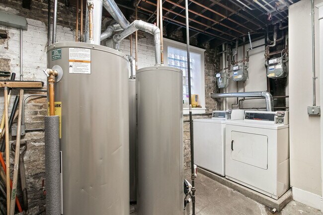 Building Photo - 1821 N Sawyer Ave