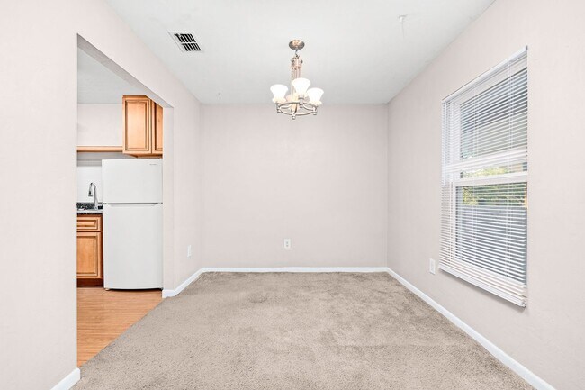 Building Photo - 2 Bed 1.5 Bath Condo