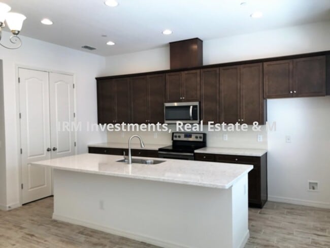 Building Photo - 3 bed 3.5 bath townhome 2 car garage LAWRENCE MODEL