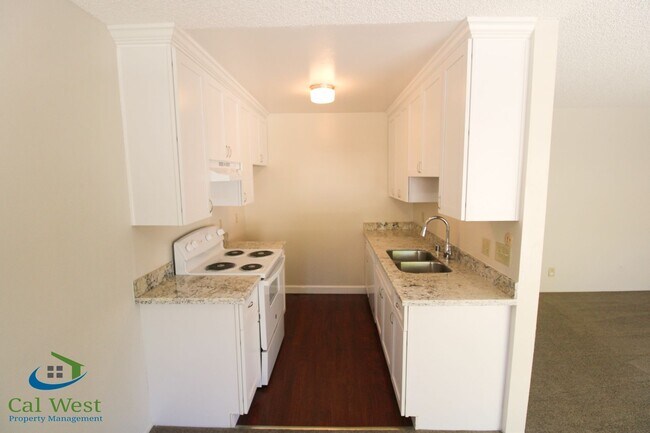 Building Photo - $2595 - 2 Bedroom, 2 Bath Upstairs Condo i...