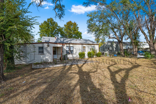 Building Photo - 2221 W Graber St