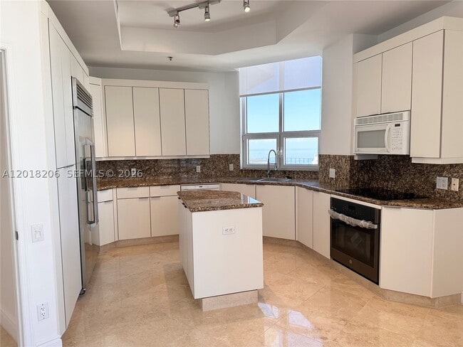 Building Photo - 808 Brickell Key Dr