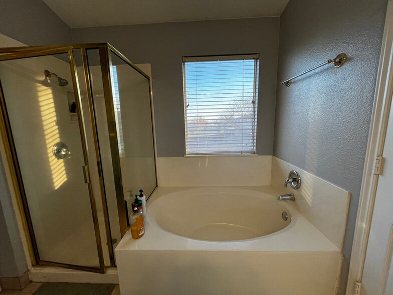 Building Photo - 1005 Betty Baker Cove